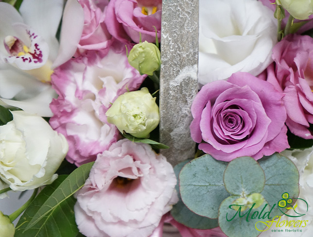 Корзинка с белой орхидеей, фиолетовами розами и эустомой Фото